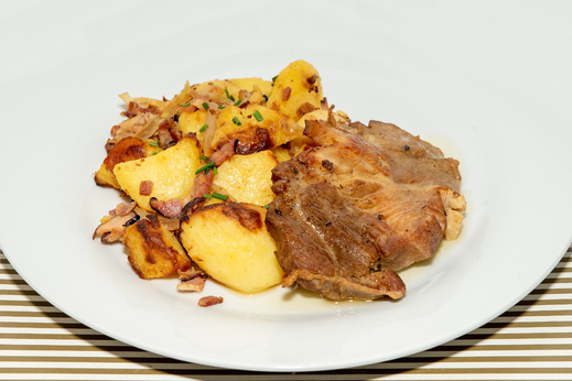 Krkovice na rozmarýnu s lyonskými bramborami *