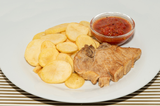Grilovaná vepřová kotleta, tolárky, salsa *