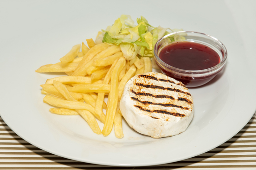 Grilovaný hermelín , hranolky, salát * 7