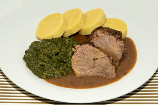 Hovězí maso na česneku, špenát, bramborové knedlíky * 1,3