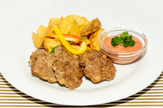 Hovězí mleté biftečky, americkými bramborami * 1,3,7