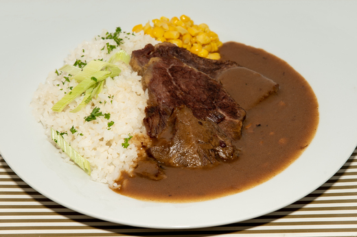 Hovězí pečeně na slanině s rýží * 1,10