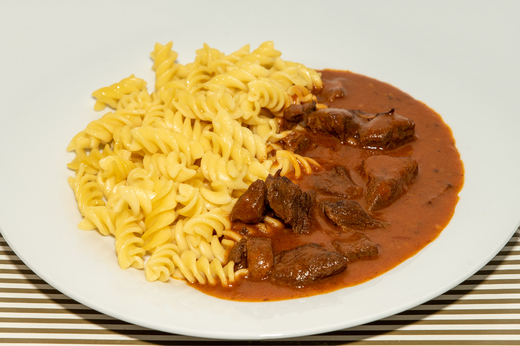 Hovězí tokáň s těstovinami * 1