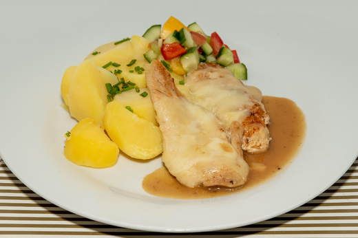 Krůtí medailonky zapečené sýrem, brambory, salát * 1,7