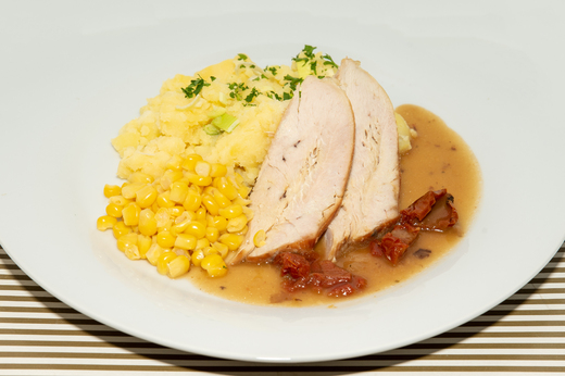 Krůtí prsa pečená s cibulí, bramborovo-kukuř. pyré * 1,7