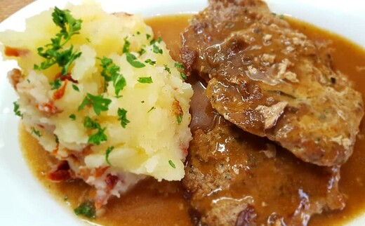 Krůtí prsa pečená s cibulí, bramborovo-kukuřičné pyré * 1,7