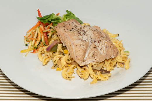 Krůtí steak na barevném pepři, těstovinový salát * 1,9