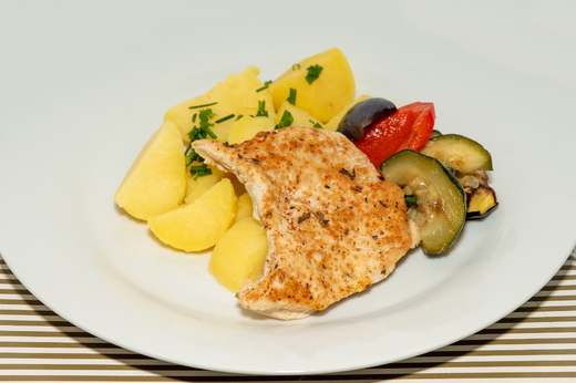 Krůtí steak s grilovanou zeleninou, vařené brambory *