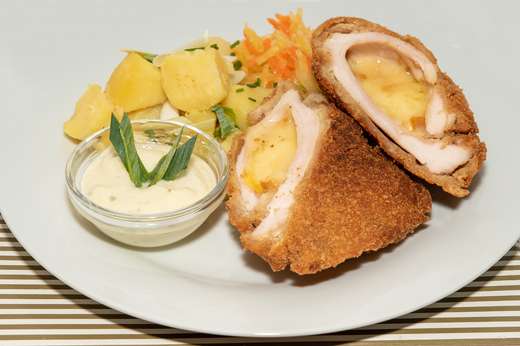 Kuřecí Cordon bleu, brambory, tatarka * 1,3,7,10