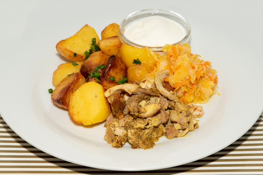 Kuřecí gyros, opeč.brambory, salát * 7