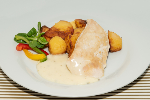 Kuřecí steak se sýrovou omáčkou, opeč.brambory * 1,7