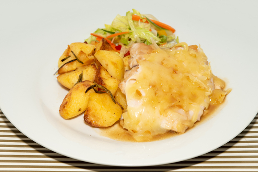 Krůtí steak zapeč. šunkou a sýrem, opeč.brambory * 1,7