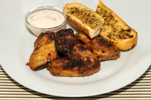 Marinovaná kuřecí křídla, dresing, bageta * 1,6,7,10