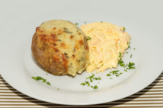Pečená brambora plněná sýrem, Coleslaw * 7,10