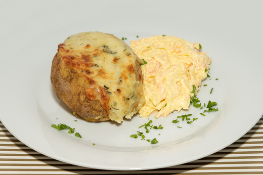Pečená brambora plněná tvarohovým sýrem, salát Coleslaw.jpg