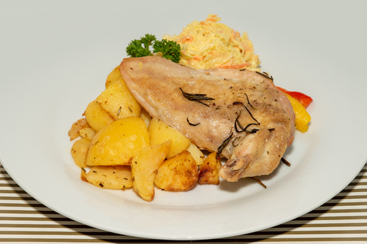 Pečené kuřecí prso supreme, opeč. brambory, salát * 7
