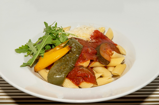 Penne s lilkem a paprikou, parmezán * 1,7