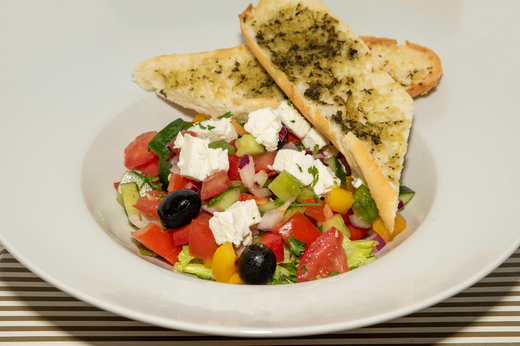 Řecký salát se sýrem FETA, bageta * 1,7