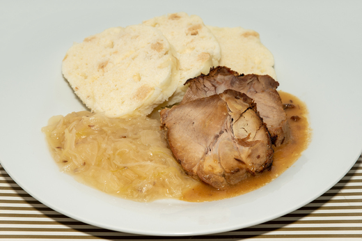 Vepřová pečeně, zelí, houskové knedlíky * 1,3,10