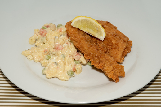 Smažený kuřecí řízek, bramborový salát * 1,3,7,9,10