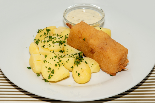 Smažený sýrový špíz, brambory, tatarka * 1,3,7,10