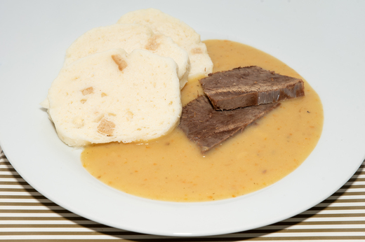 Svíčková hovězí pečeně s houskovými knedlíky * 1,3,7,9