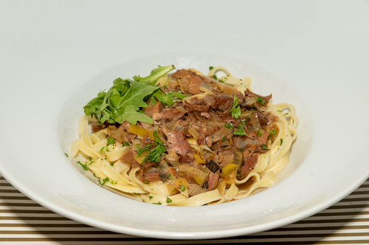 Tagliatelle s kachním masem, pórkem a bylinkami * 1,6