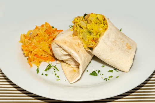 Tortilla plněná vege masem, zelný salát * 1,6