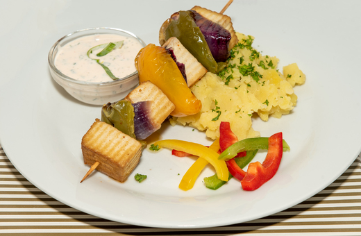 Vegetariánský špíz se šťouchanými bramborami, dip * 1,6,7