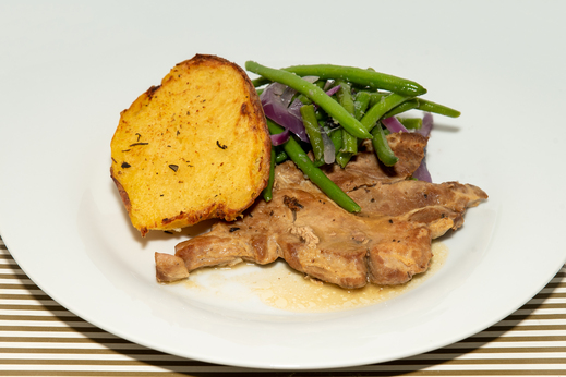 Grilovaná krkovice s fazolkami a bramborou * 1