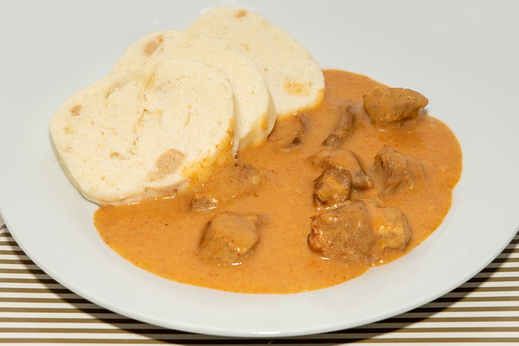 Vepřová plec na paprice, houskové knedlíky * 1,3,7