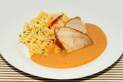 Vepřová plec na paprice s těstovinami * 1,7