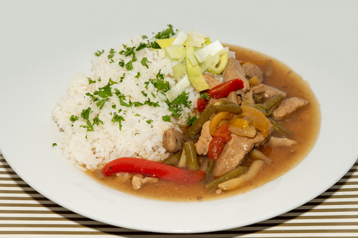 Vepřové nudličky restované s kapií, hranolky * 6