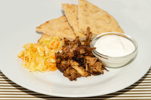 Vepřový gyros s pita chlebem, salát, smetana * 1,7