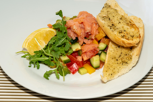 Salát s uzeným lososem, bageta * 1,4,10